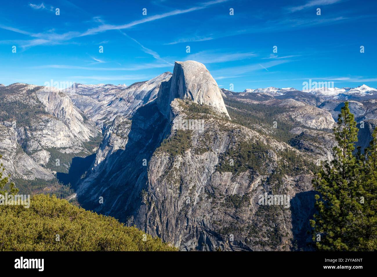 I visitatori potranno ammirare viste mozzafiato dell'Half Dome e del tranquillo paesaggio da Glacier Point. Questo luogo iconico offre tranquille escursioni nel paradiso della natura. Foto Stock