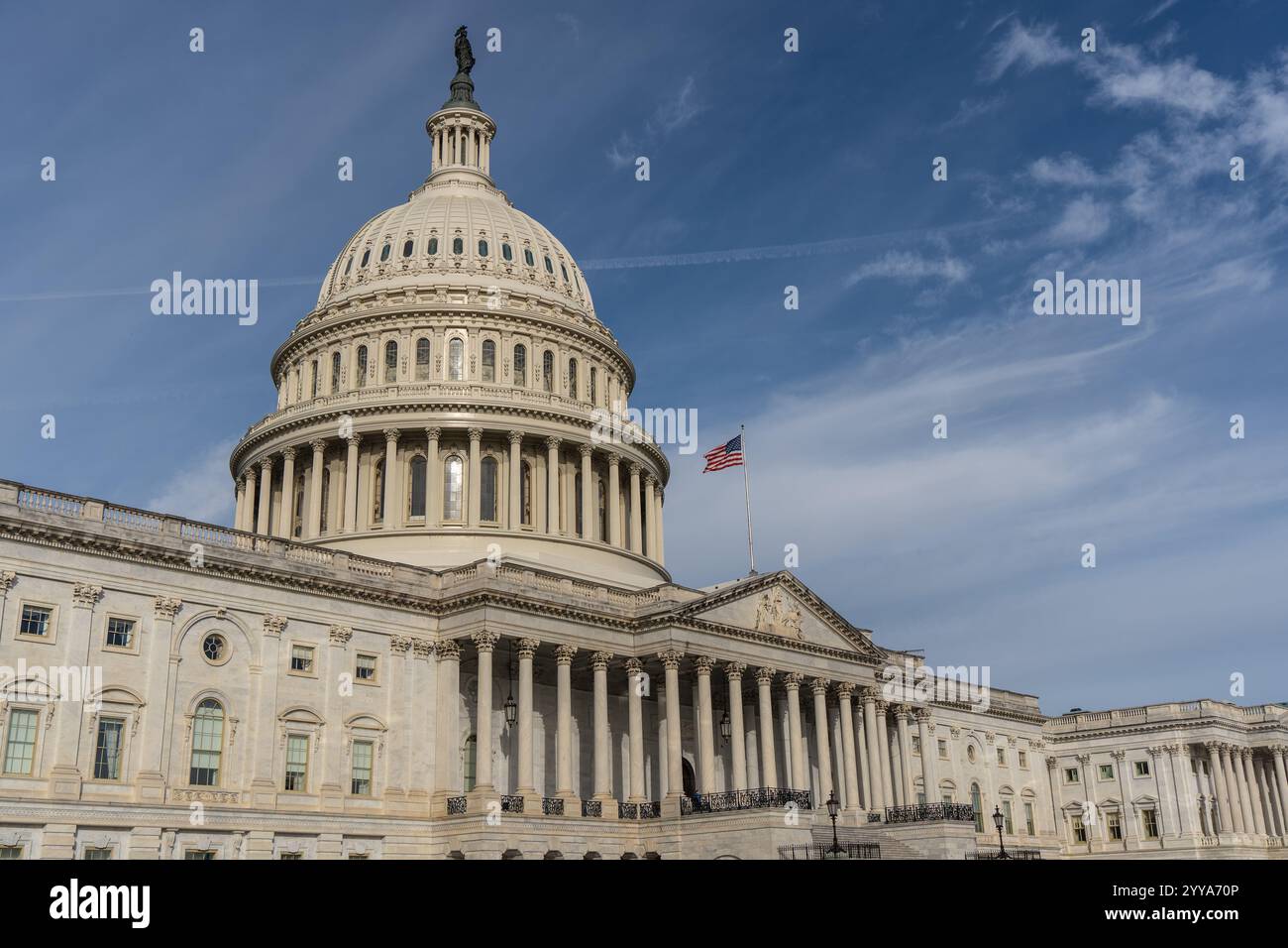 Washington DC: 27 ottobre 2023: US Capitol Building a Washington DC con sfondo blu. Foto Stock