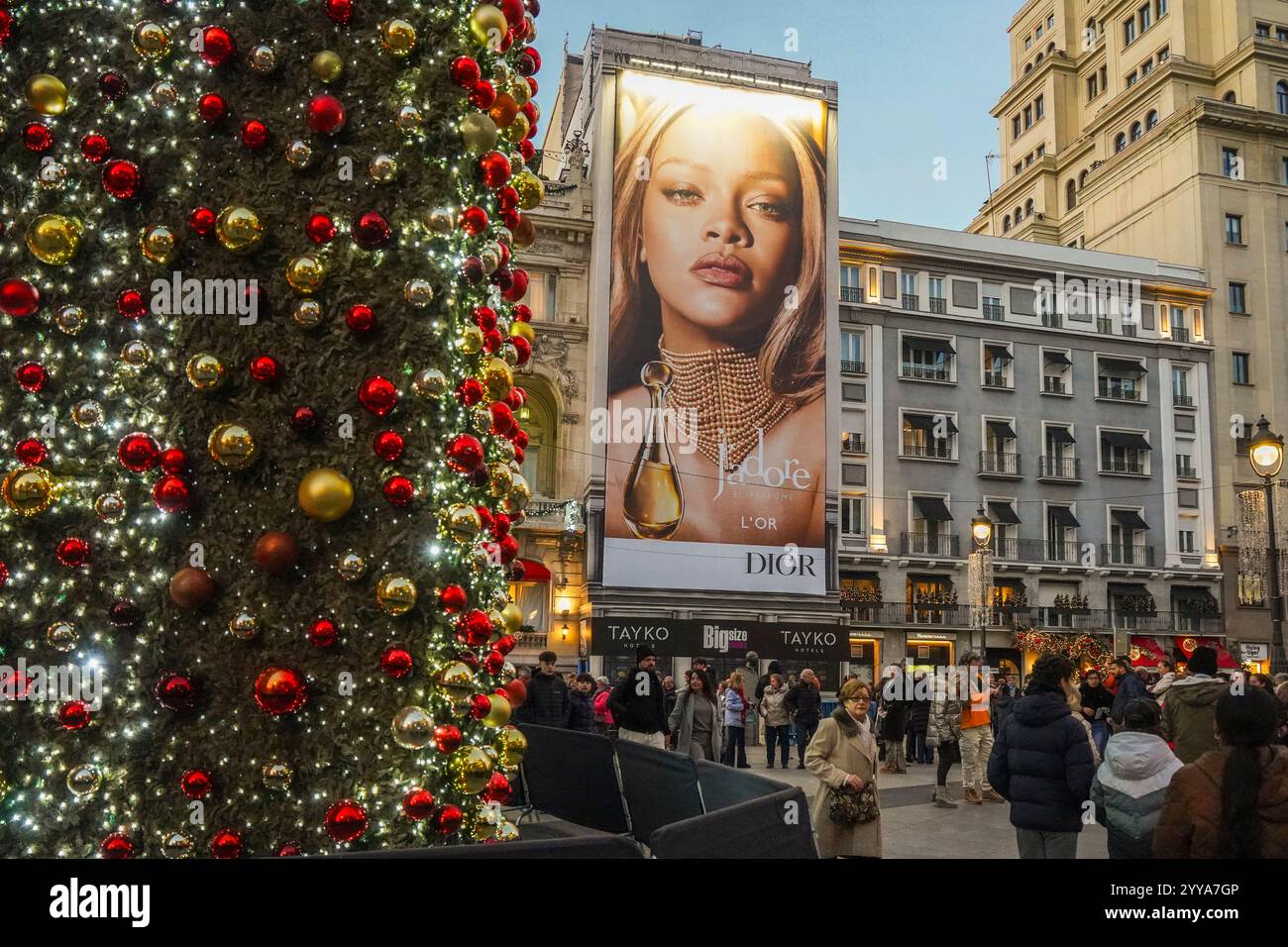 Billboard Rihanna Dior sulla costruzione del Real Casino de Madrid, durante il Natale a Madrid, Spagna. Foto Stock