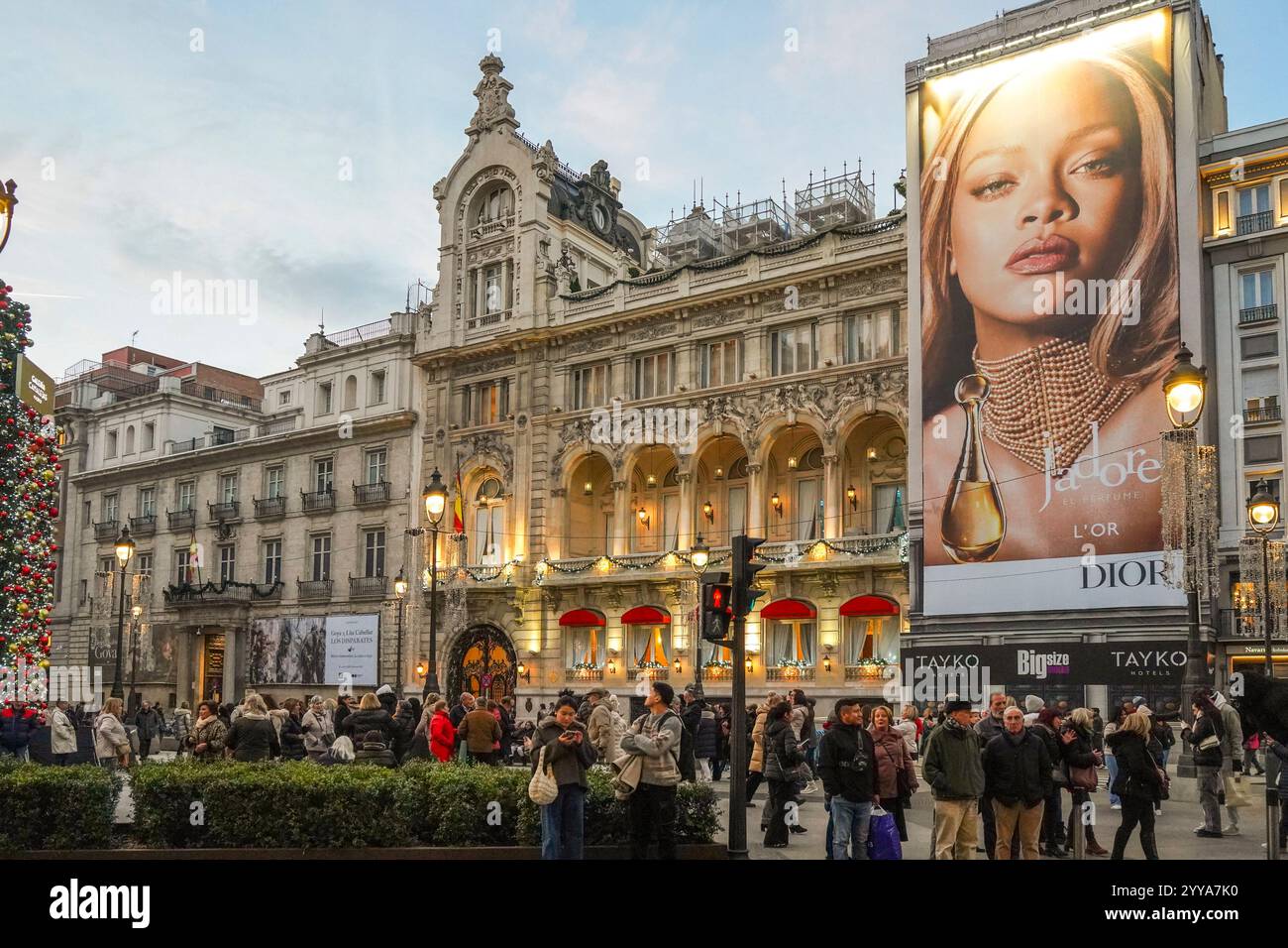 Billboard Rihanna Dior sulla costruzione del Real Casino de Madrid, durante il Natale a Madrid, Spagna. Foto Stock