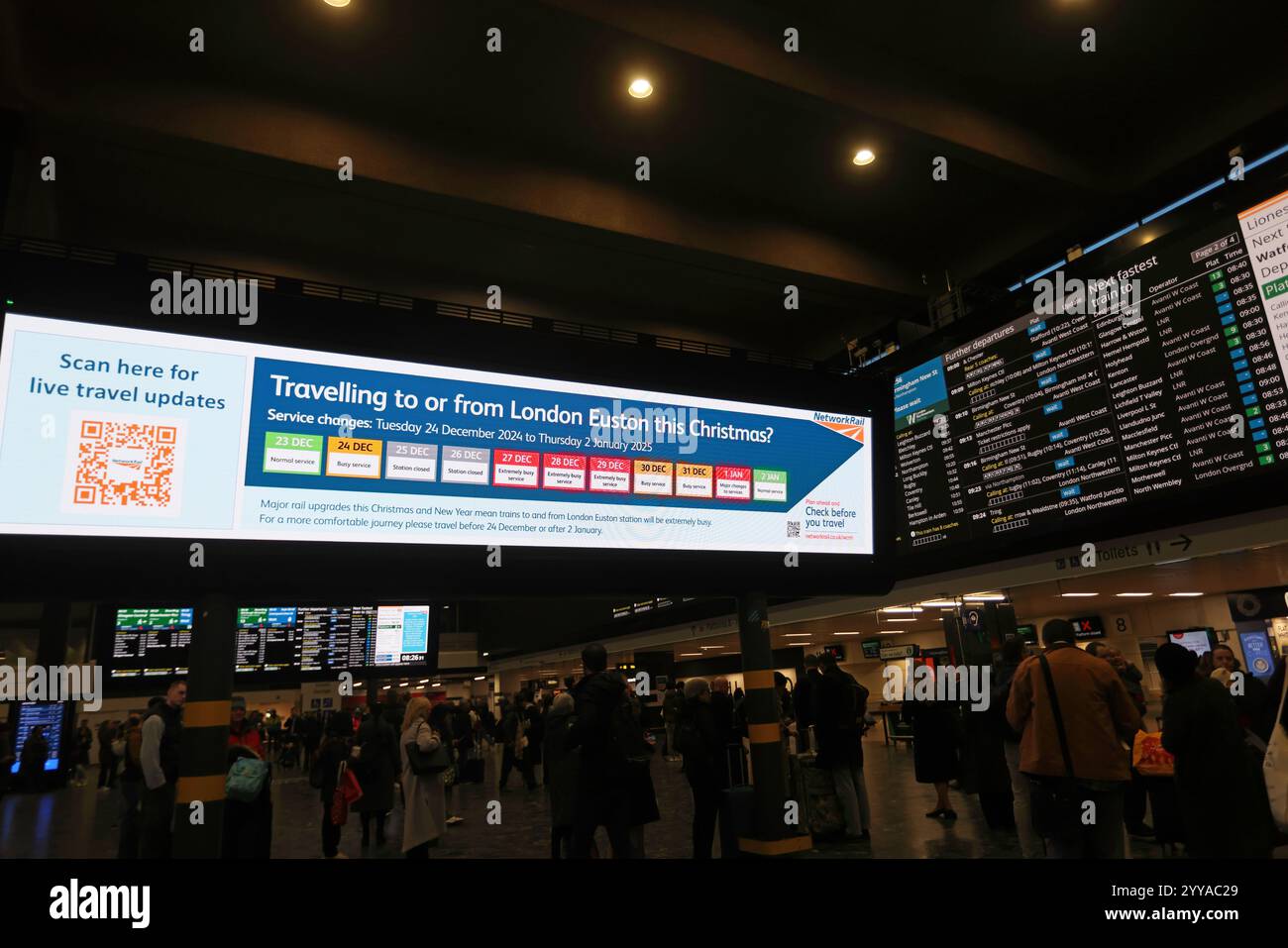 Informazioni per viaggiare da e per Londra Euston durante Natale, 2024 dicembre, Regno Unito. Foto Stock