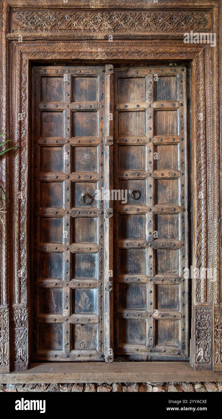 Vecchia porta di legno Zanzibar Tanzania, Africa orientale Foto Stock