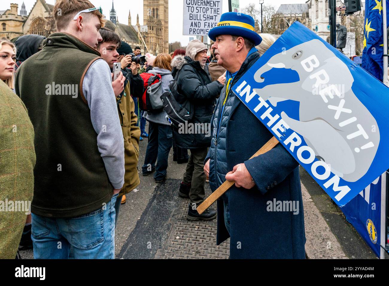 L'attivista politico e attivista anti Brexit Steve Bray ha parlato con i giovani alla protesta degli agricoltori, Parliament Square, Londra, Regno Unito. Foto Stock