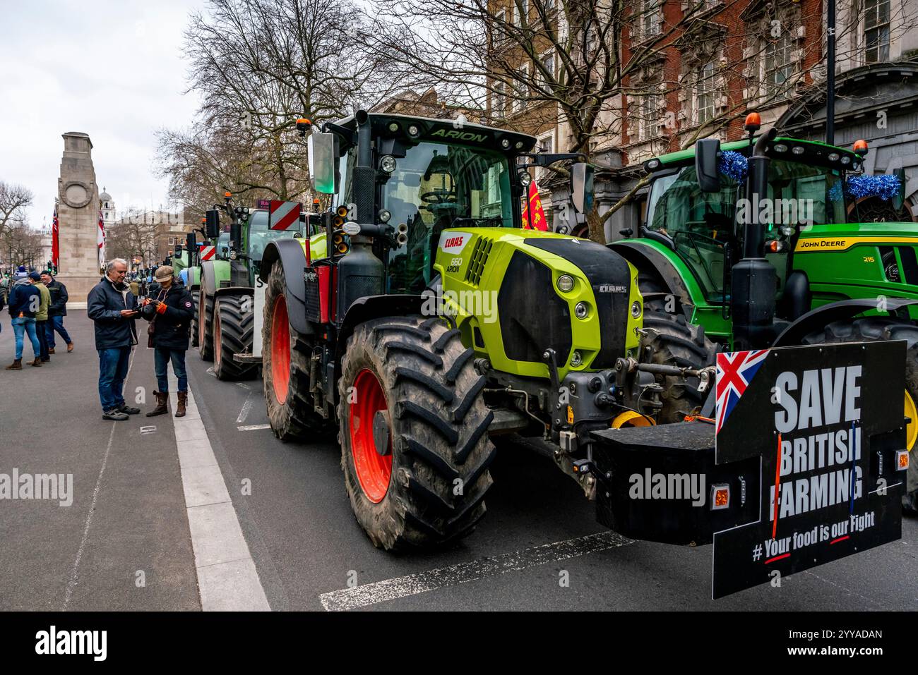 Gli agricoltori arrabbiati per i nuovi cambiamenti fiscali del governo portano i loro trattori a Whitehall per Una 600 Tractor Parade intorno a Westminster, Londra, Regno Unito. Foto Stock