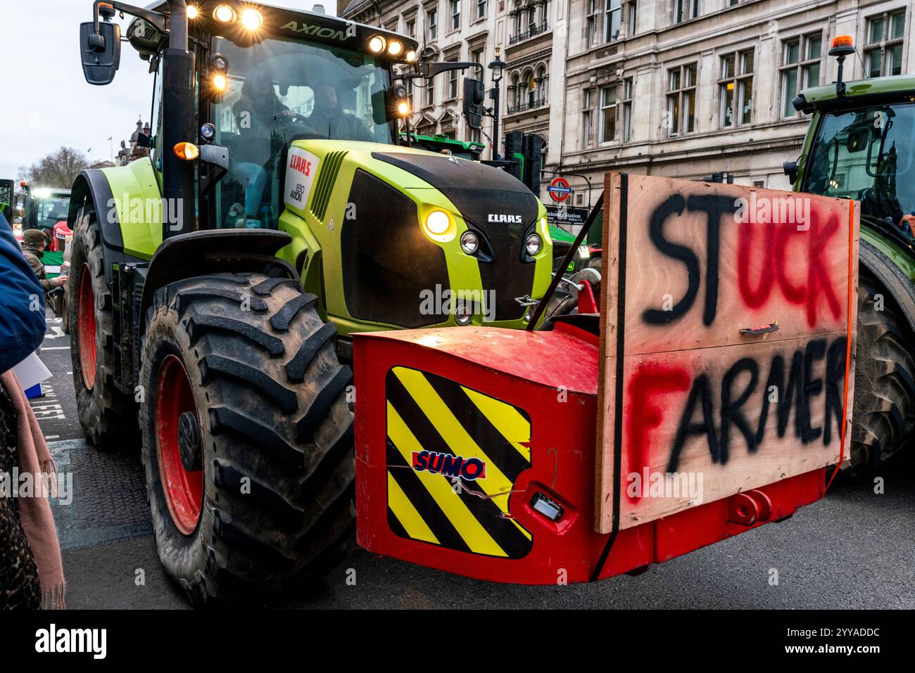 Gli agricoltori arrabbiati per i nuovi cambiamenti fiscali del governo portano i loro trattori a Whitehall per Una 600 Tractor Parade intorno a Westminster, Londra, Regno Unito. Foto Stock