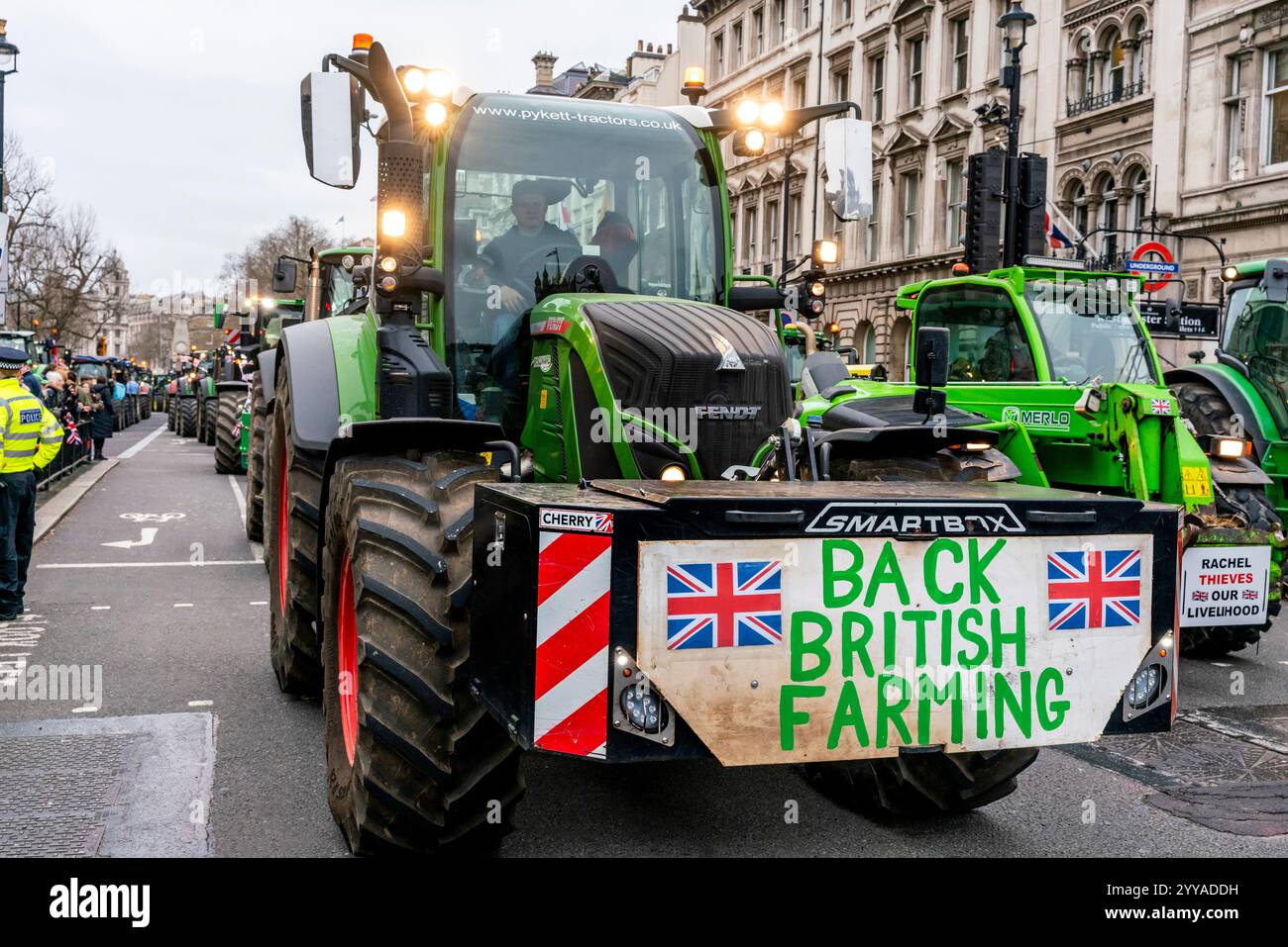 Gli agricoltori arrabbiati per i nuovi cambiamenti fiscali del governo portano i loro trattori a Whitehall per Una 600 Tractor Parade intorno a Westminster, Londra, Regno Unito. Foto Stock