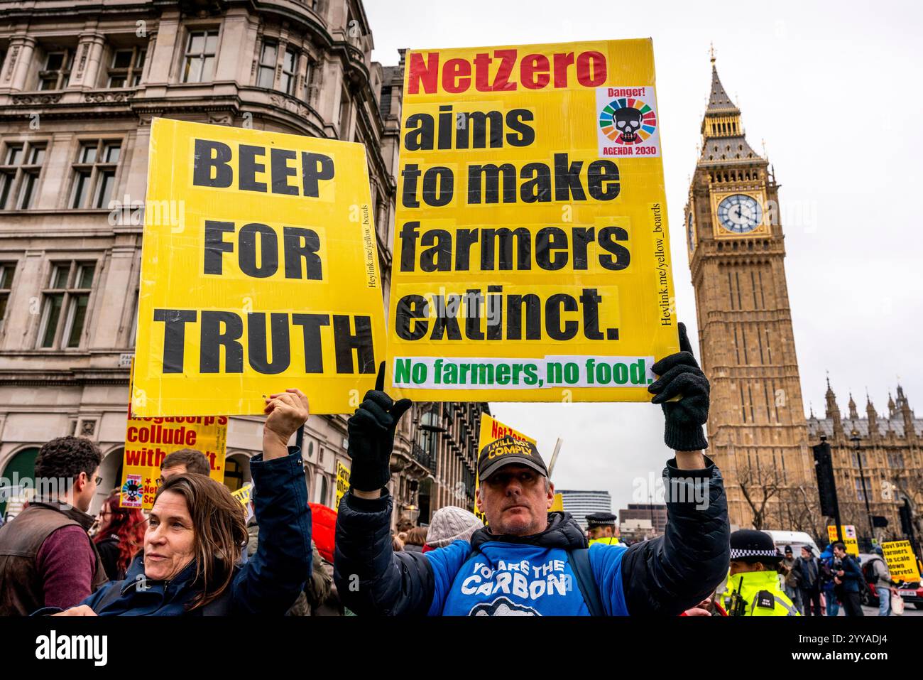 Gli agricoltori e i loro sostenitori arrabbiati per i nuovi cambiamenti del governo alla tassa di successione dimostrano fuori dalle Houses of Parliament, Londra, Regno Unito. Foto Stock