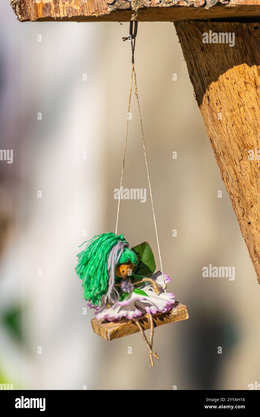 decorazioni natalizie fatte in casa, una fata su un'altalena Foto Stock