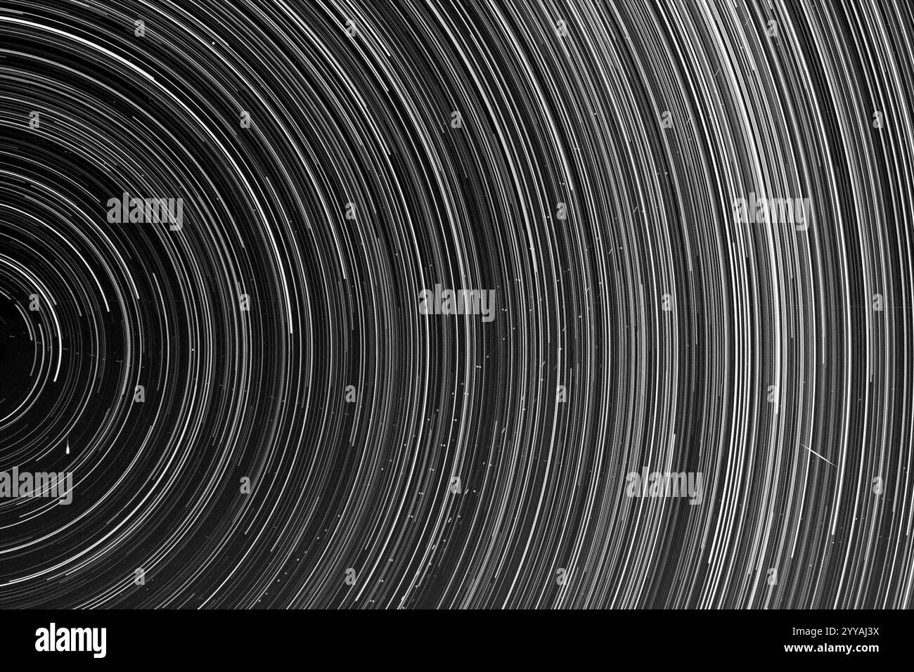 Le stelle corrono nel cielo notturno, girano intorno a Polaris sullo sfondo, creando un interessante schema di luce. Foto Stock