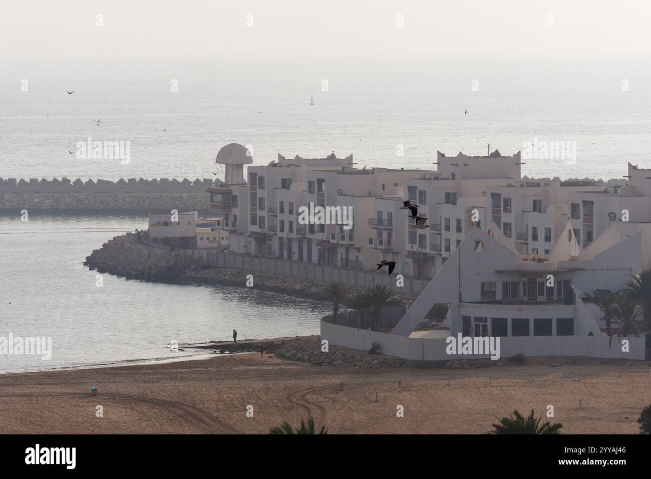 Insoliti appartamenti fronte spiaggia a forma di triangolo nel resort di Agadir, dicembre 2024 Foto Stock