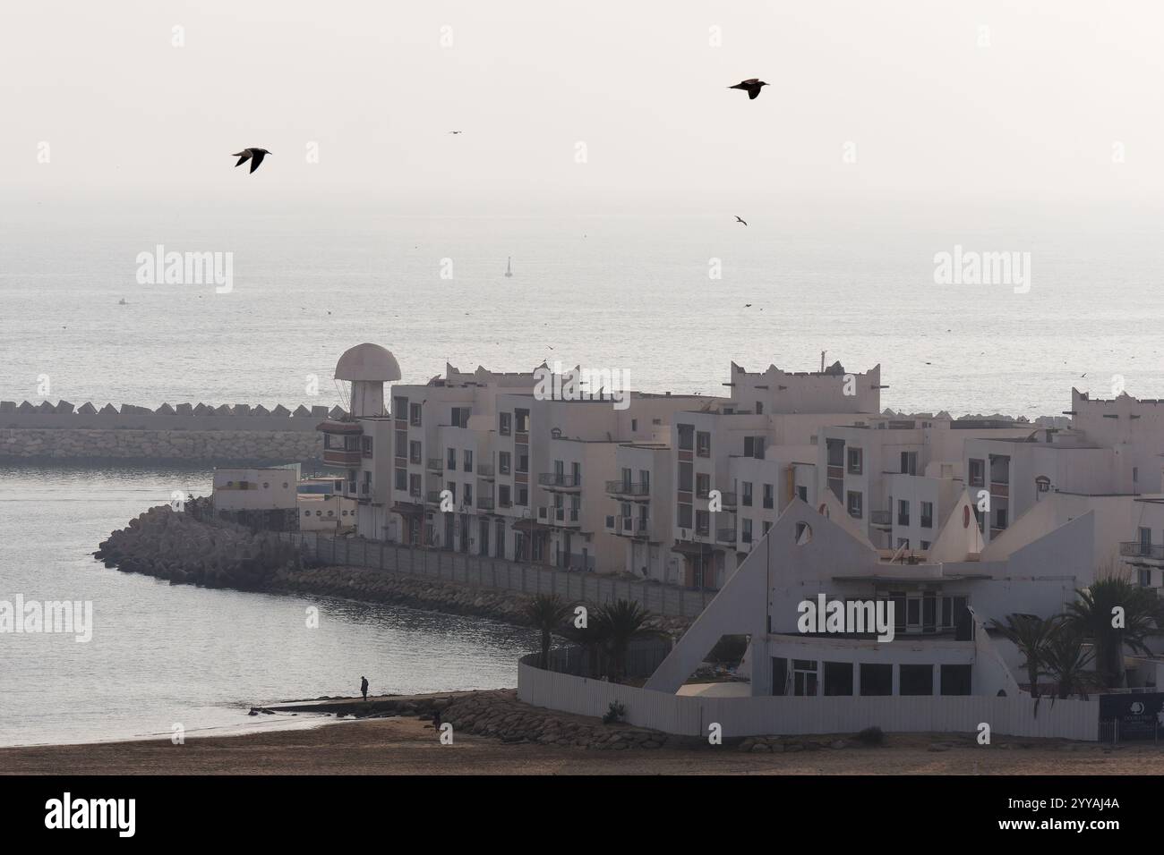 Insoliti appartamenti fronte spiaggia a forma di triangolo nel resort di Agadir, dicembre 2024 Foto Stock