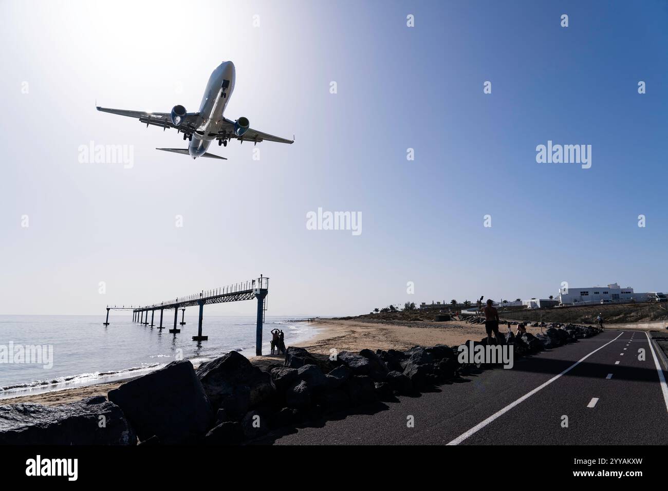 Aereo in avvicinamento a Lanzarote sulla spiaggia e sulle luci di avvicinamento alla pista sulla costa atlantica Foto Stock