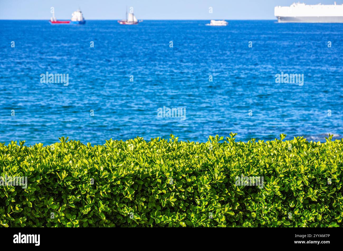 Cronache di carico: Traffico marittimo con navi da carico nella baia di Santander, visto dalla spiaggia di Sardinero Foto Stock