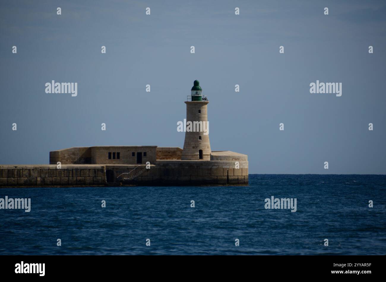 Vista sulla scogliera di Sant'Elmo da Fort Saint Elmo, la Valletta, Malta, Europa Foto Stock