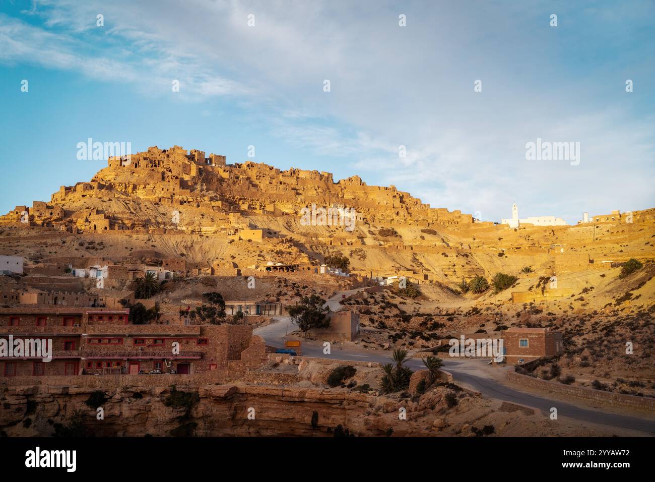 Città storica nel deserto tunisino Foto Stock