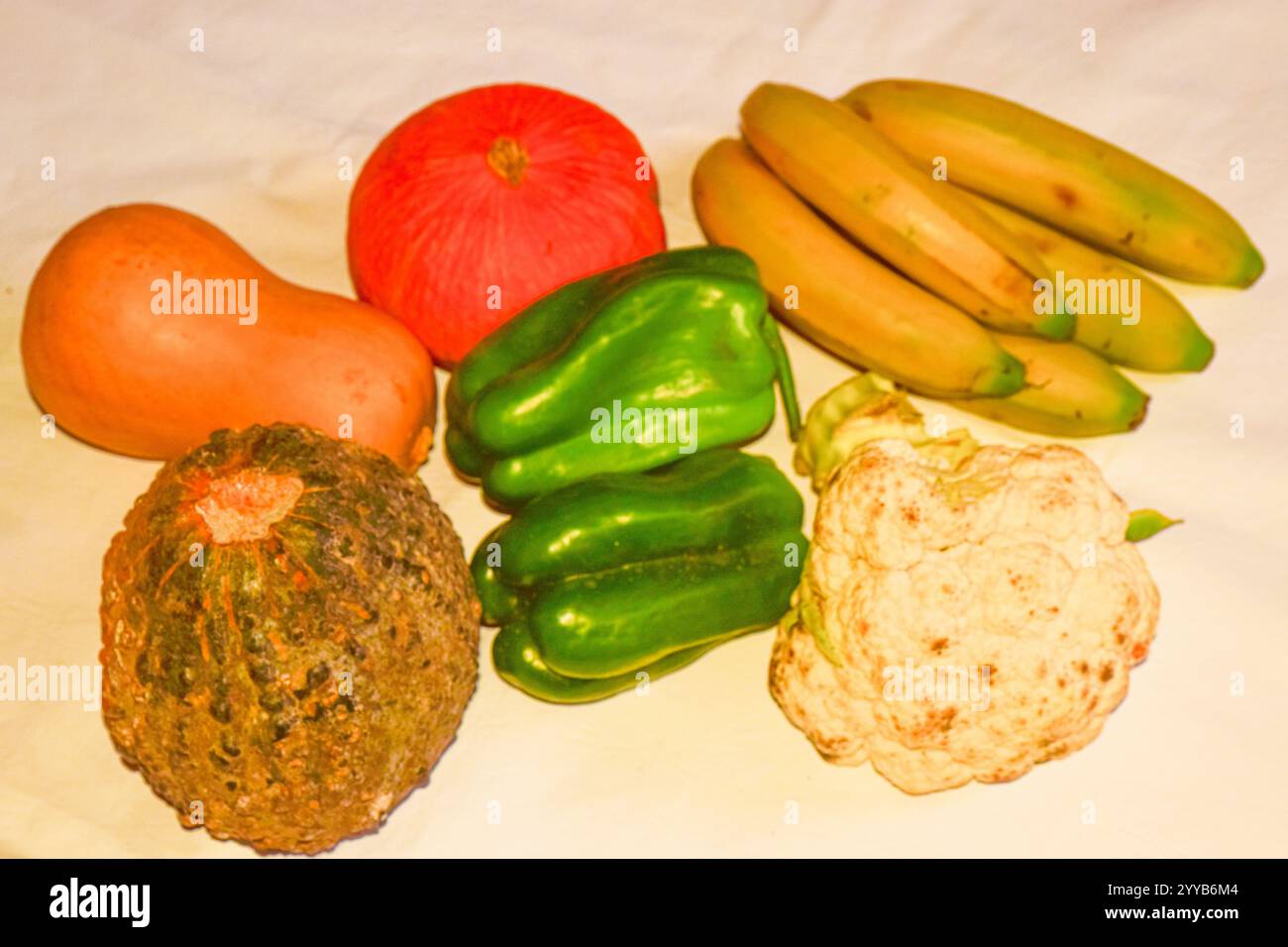 Frutta e verdura su un tavolo giallo Foto Stock