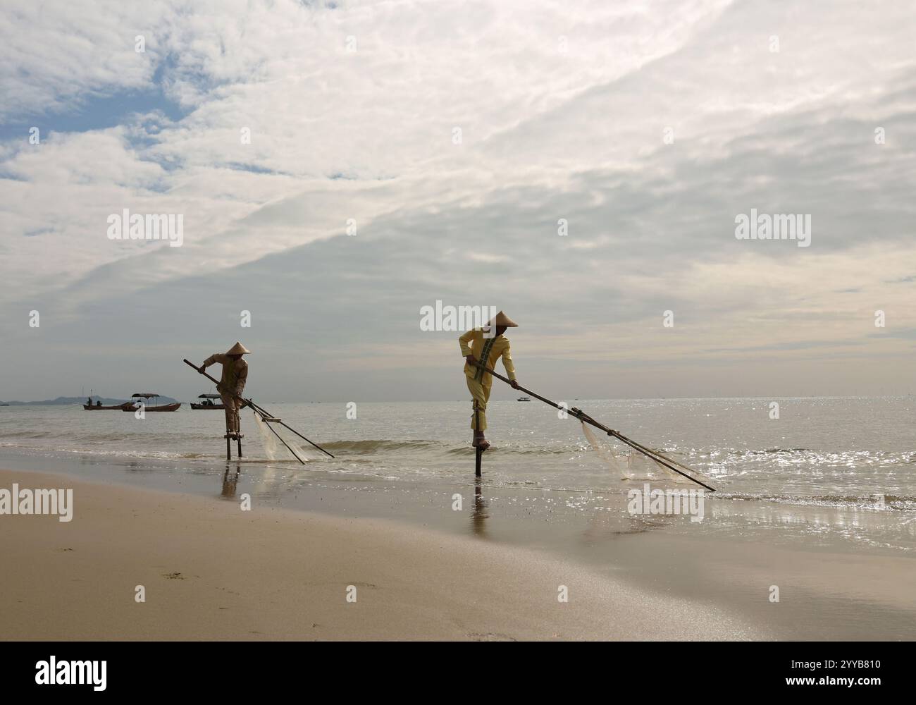 Pechino, la regione autonoma cinese Guangxi Zhuang. 16 dicembre 2024. I Jing praticano la pesca su palafitte a Dongxing, nella regione autonoma di Guangxi Zhuang, nel sud della Cina, 16 dicembre 2024. Il gruppo etnico Jing è l'unico gruppo etnico marittimo in Cina, la maggior parte dei suoi membri vive sulle tre isole al largo della costa di Dongxing, nelle regioni di confine del Guangxi confinanti con il Vietnam. Crediti: Jin Haoyuan/Xinhua/Alamy Live News Foto Stock