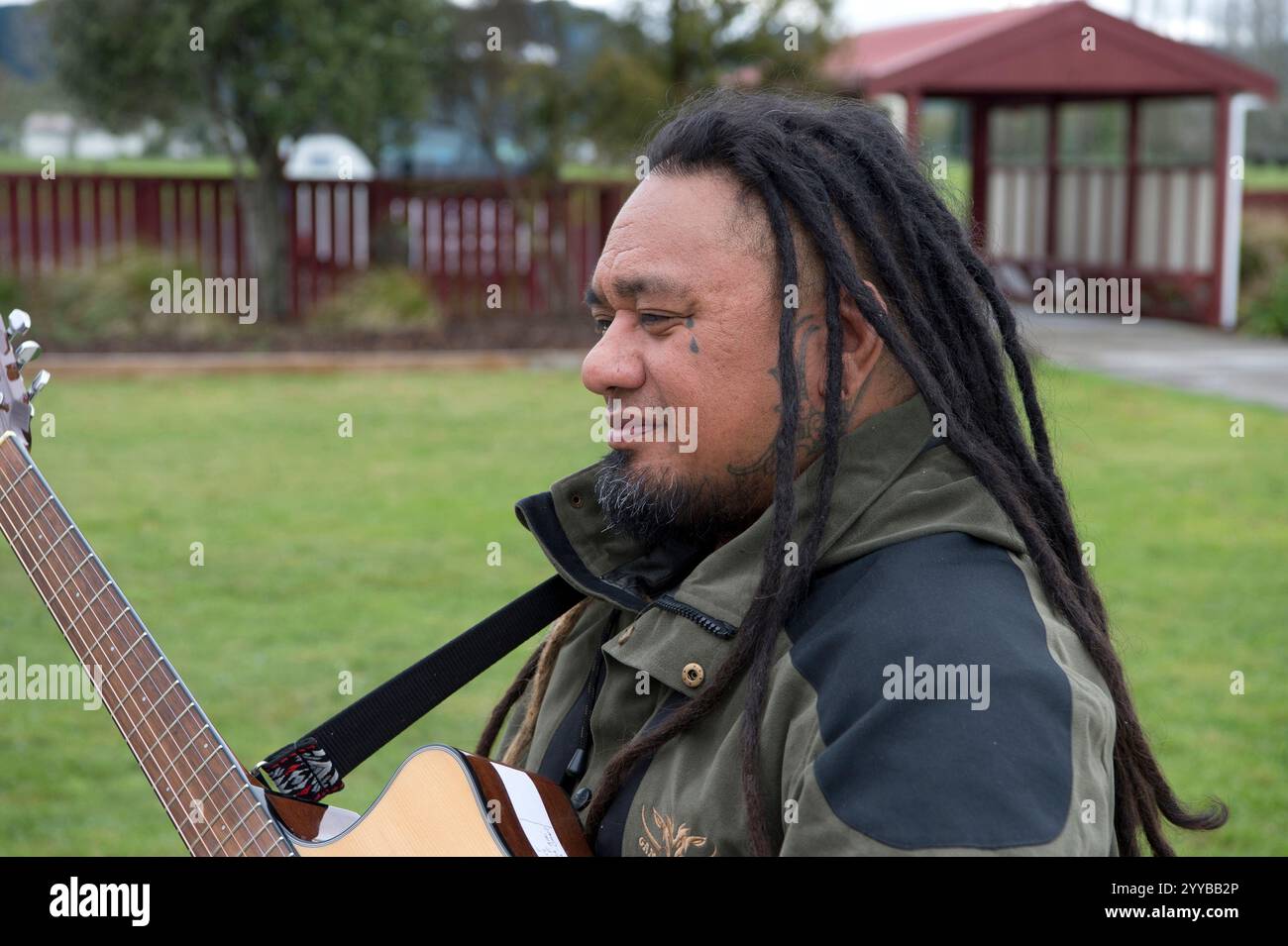 Uomo maori con chitarra in nuova Zelanda. Foto Stock