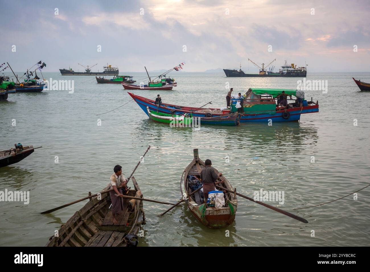 Barche da pesca a Sittwe Jetty, nel Golfo del Bengala Foto Stock