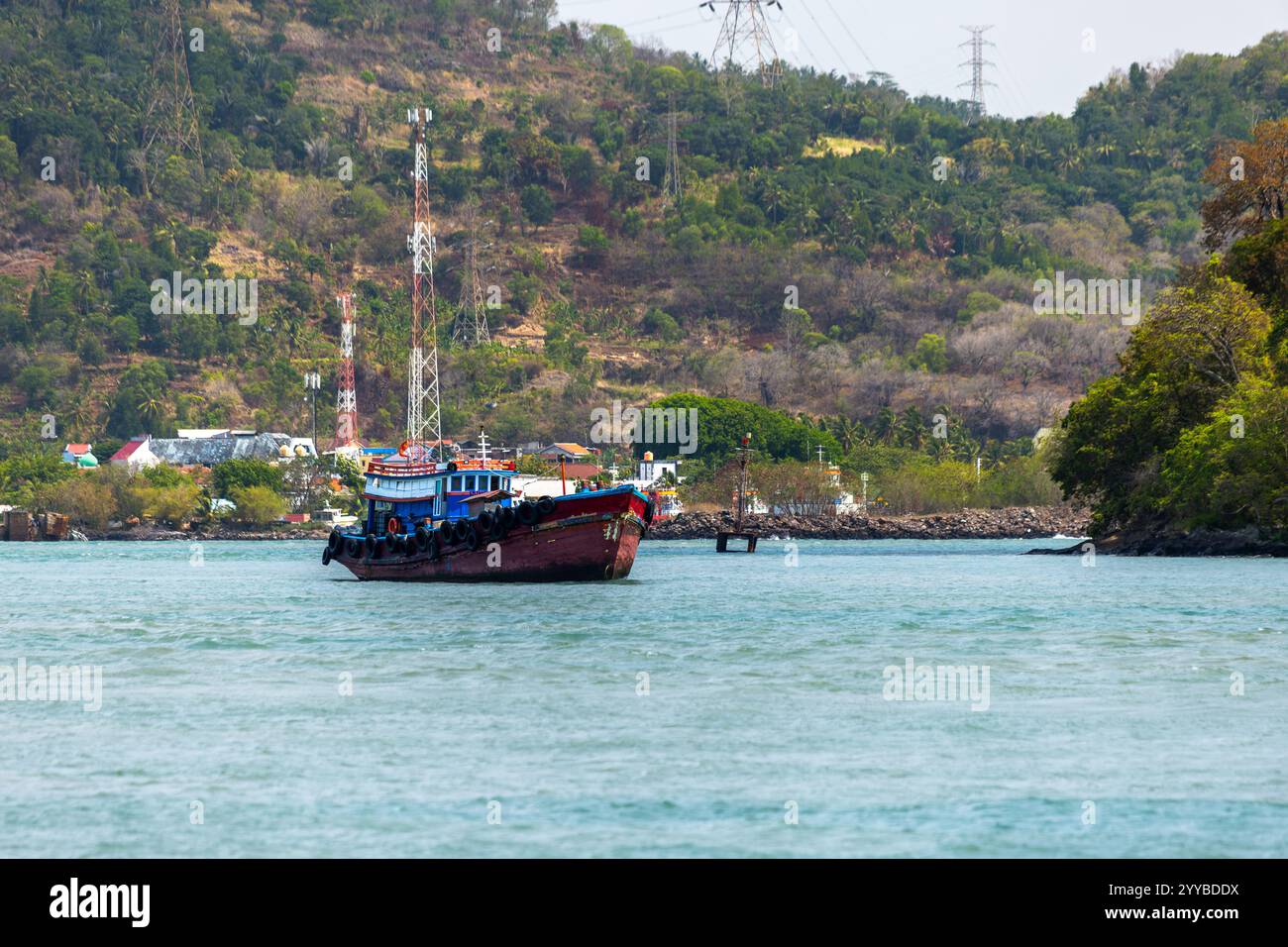 La tradizionale barca di pescatori naviga sull'oceano. Barca di legno in viaggio Foto Stock