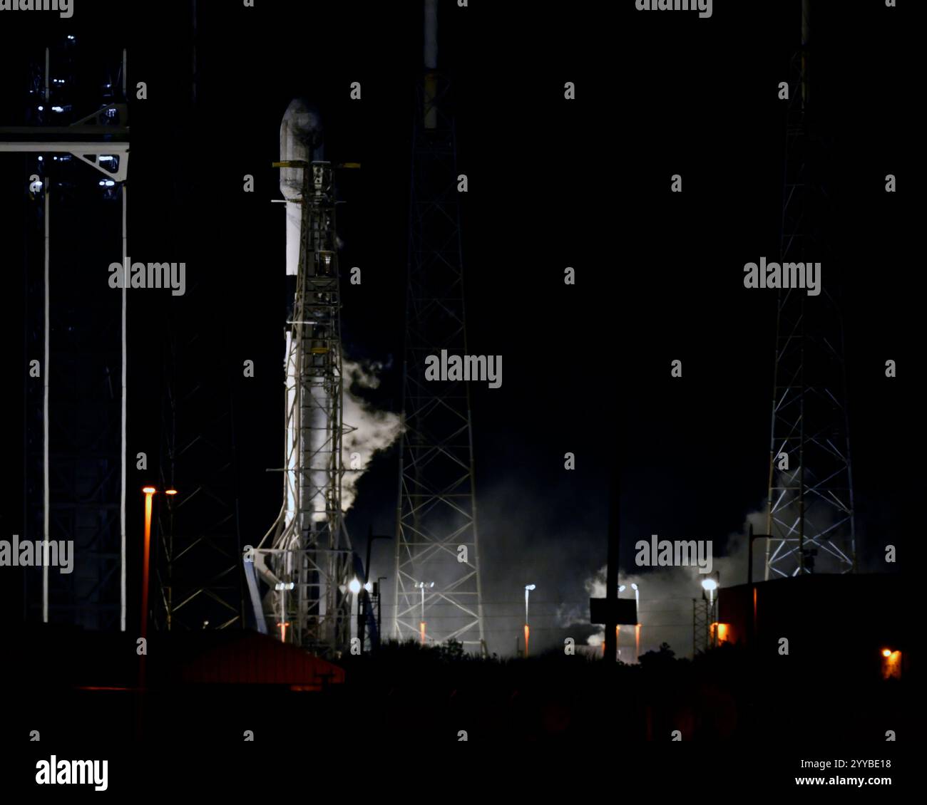 Un razzo Falcon 9 SpaceX scruba il lancio di quattro satelliti per le comunicazioni per Astranis di San Francisco a mezzanotte dal Launch Complex 40 alla Cape Canaveral Space Force Station, Florida, sabato 21 dicembre 2024. Un'ultima seconda chiamata per posticipare il lancio si è verificata proprio mentre i motori si sono accesi per il decollo. Foto di Joe Marino/UPI credito: UPI/Alamy Live News Foto Stock