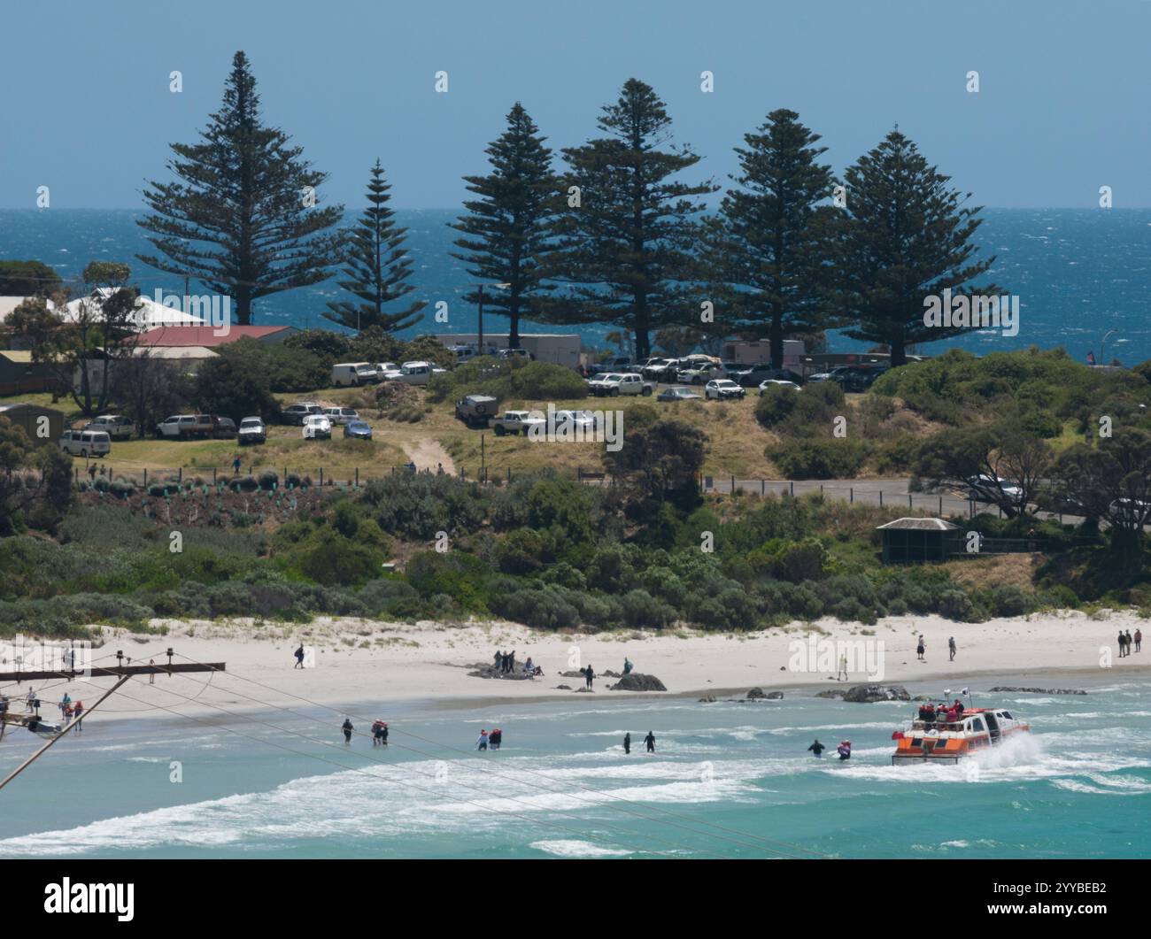 Tender della nave da crociera Crown Princess spruzzata dalle onde mentre si arenava a Penneshaw, Kangaroo Island, Australia, con passeggeri in evacuazione. Foto Stock