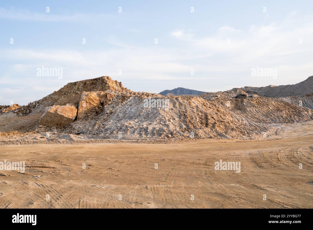 terreni preparati per la vendita in zone collinari, vendita di terreni, suddivisione di terreni. Foto Stock