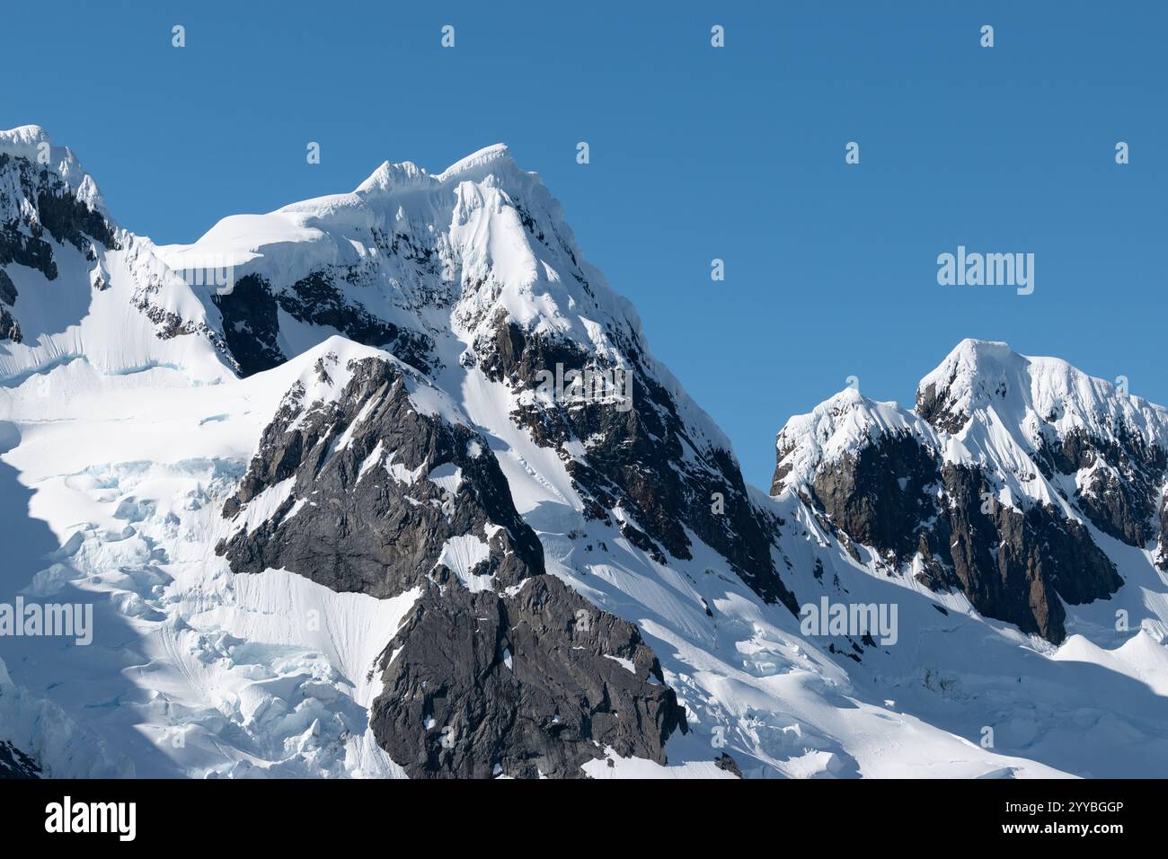Montagne innevate in Antartide. Foto Stock