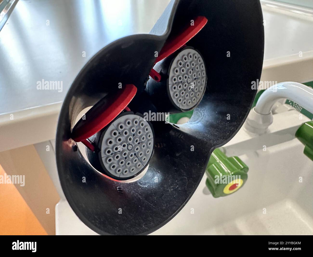 Stazione di lavaggio oculare di emergenza accanto a una stazione di lavoro in una sala di classe di scienze naturali Foto Stock