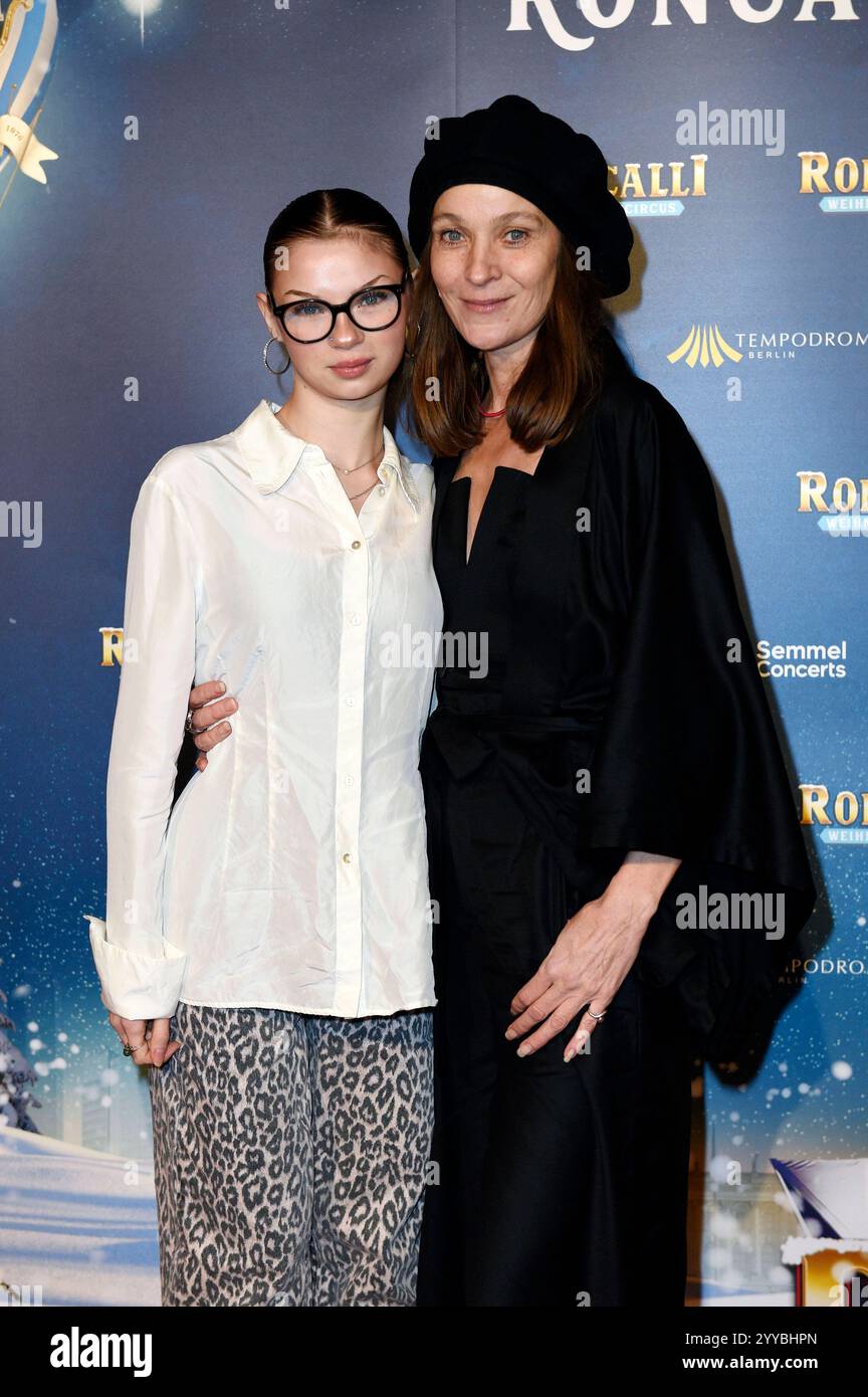 Jeanette Hain mit Tochter Malou Hain bei der Premiere des 20. Roncalli Weihnachtscircus im Tempodrom originale. Berlino, 20.12.2024 *** Jeanette Hain con la figlia Malou Hain alla prima dei 20 originali Roncalli WeihnachtsCircus al Tempodrom Berlin, 20 12 2024 foto:Xn.xKubelkax/xFuturexImagex roncalli_4238 Foto Stock