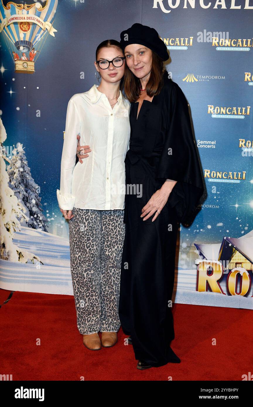 Jeanette Hain mit Tochter Malou Hain bei der Premiere des 20. Roncalli Weihnachtscircus im Tempodrom originale. Berlino, 20.12.2024 *** Jeanette Hain con la figlia Malou Hain alla prima dei 20 originali Roncalli WeihnachtsCircus al Tempodrom Berlin, 20 12 2024 foto:Xn.xKubelkax/xFuturexImagex roncalli_4236 Foto Stock