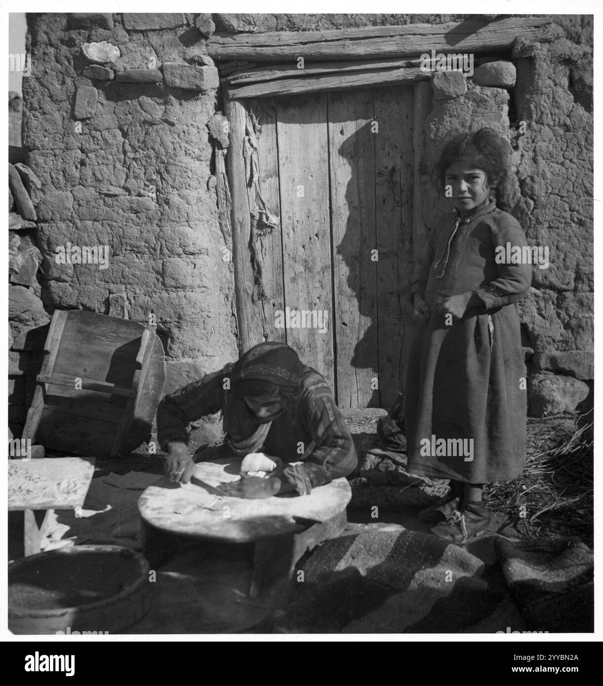 Türkiye/Turkey, 1934 Sultan Han: Persone; donne che cucinano. Donne contadine anatoliche che preparano spaghetti. Fotografia d'archivio di Annemarie Schwarzenbach, anni '1930 Foto Stock