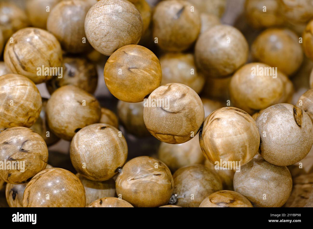 Molte perle di legno rotonde, braccialetti fatti a mano, rosario o collana Foto Stock