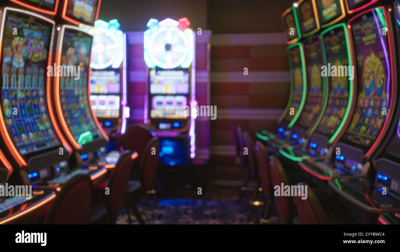 L'area di gioco del casinò, illuminata al neon di las vegas, presenta slot machine colorate in un vivace scenario interno, che cattura un vivace bancomat di gioco Foto Stock