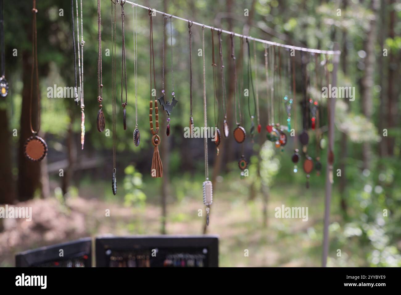 Un bellissimo espositore di gioielli appesi in uno splendido ambiente naturale per ispirarsi Foto Stock