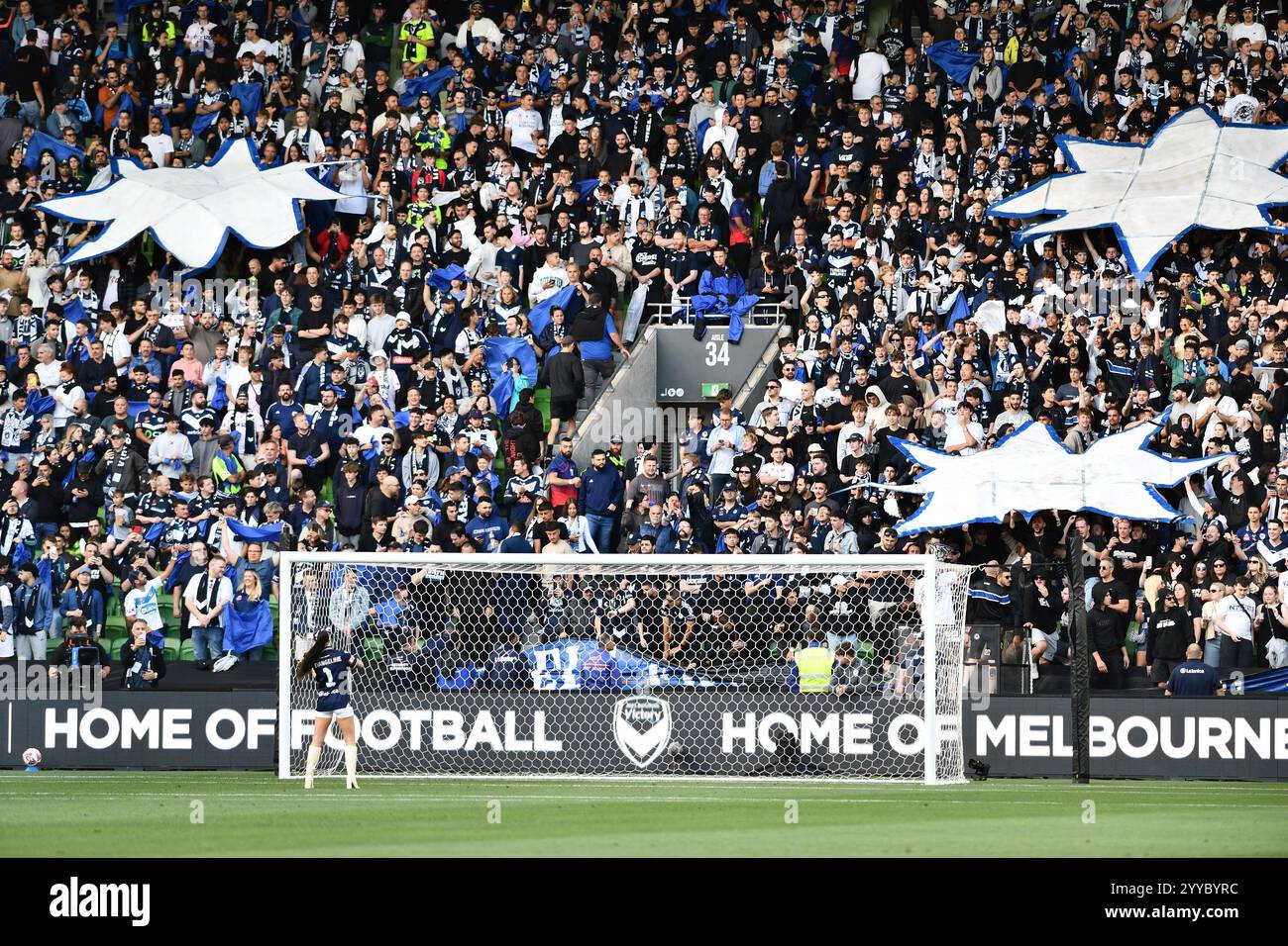 MELBOURNE, AUSTRALIA. 21 dicembre 2024. ISUZU A League Round 9, i tifosi della Melbourne Victory sono serenati prima della partita Melbourne Victory vs Melbourne City dall'AAMI Park di Melbourne, Australia. Crediti: Karl Phillipson / Alamy Live News Foto Stock