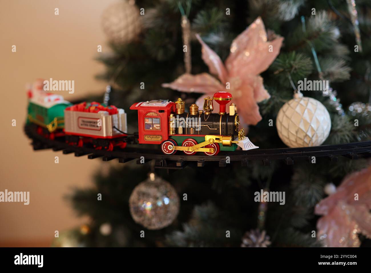 Un bellissimo ornamento natalizio, decorato intorno a un vibrante albero di Natale durante le festività Foto Stock