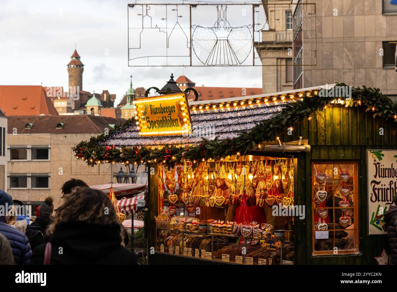 Venditore di pan di zenzero al mercatino di Natale di Norimberga, Germania Foto Stock