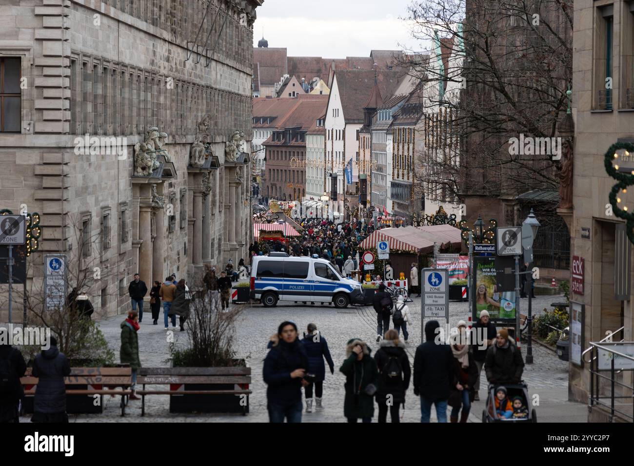 2024/12/20 Barriera di polizia su Christmasmarket a Norimberga Foto Stock