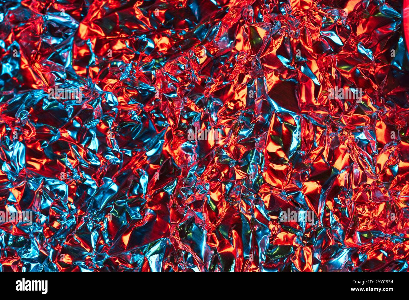 Abstract ruvido di lamina di alluminio incrostata con luce colorata riflessa Foto Stock
