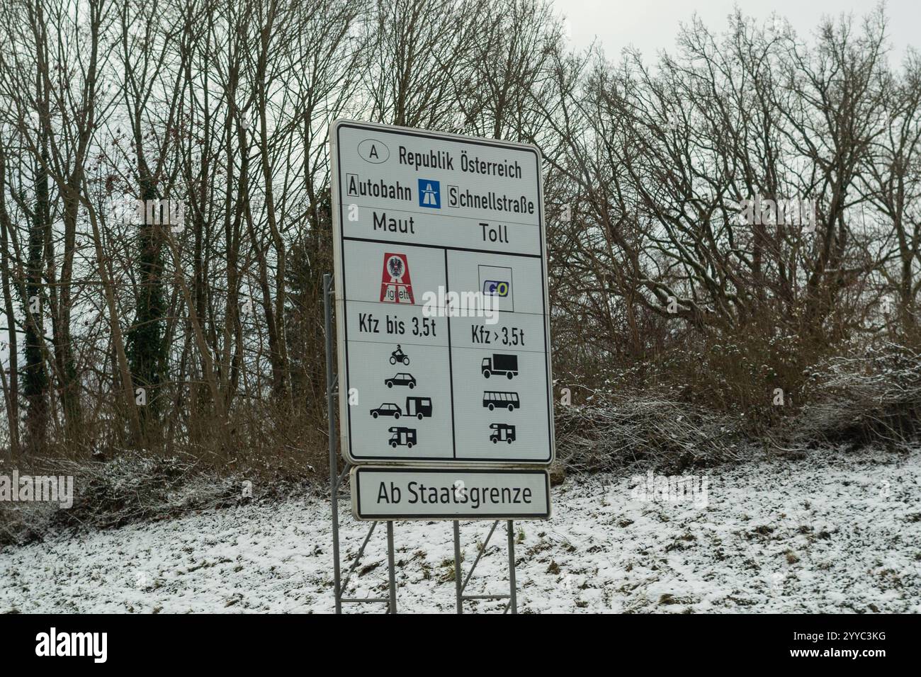 Österreich, Republik Österreich, Grenze, Autobahn, Schnellstraße, Maut, a pagamento, Staatsgrenze, Vignette, GO-Box, Verkehrsschild, Straßenschild, Grenzübergang, Fahrzeuge, LKW, PKW, Motorrad, Wohnmobil, autobus, Inverno, Reiseverkehr, Verkehrsregelung, Mautpflicht, Einreise, VerkehrsInformation, Grenzverkehr, Verkehrszeichen, Infrastruktur, Gebührenpflicht, Straßenbenutzung, Verkehrsteilnehmer, Straßennutzung, Grenzregelung, Fahrstrecke *** Austria, Repubblica d’Austria, confine, autostrada, superstrada, pedaggio, pedaggio, confine di stato, vignetta, GO Box, segnale stradale, segnale stradale, valico di frontiera, veicoli, camion, auto Foto Stock