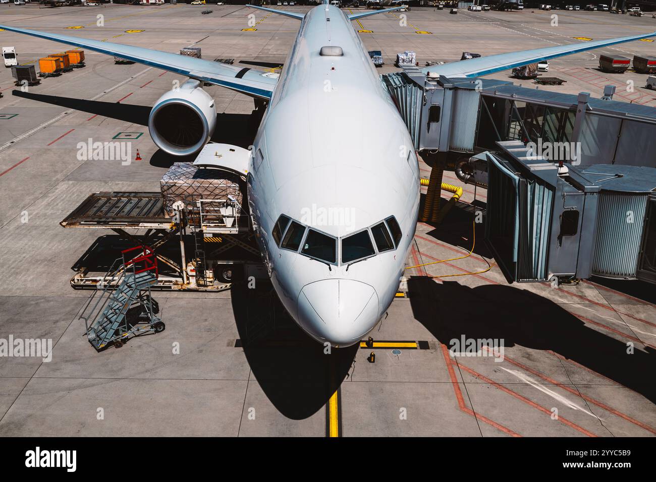 Vista frontale dell'aereo all'aeroporto nelle giornate di sole. Preparazione dell'aereo passeggeri prima del volo. Foto Stock