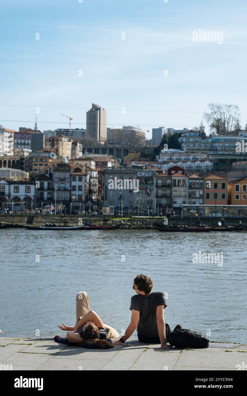 Uomini che si rilassano sul fiume Douro, Porto, Porto, Porto, Portogallo Foto Stock