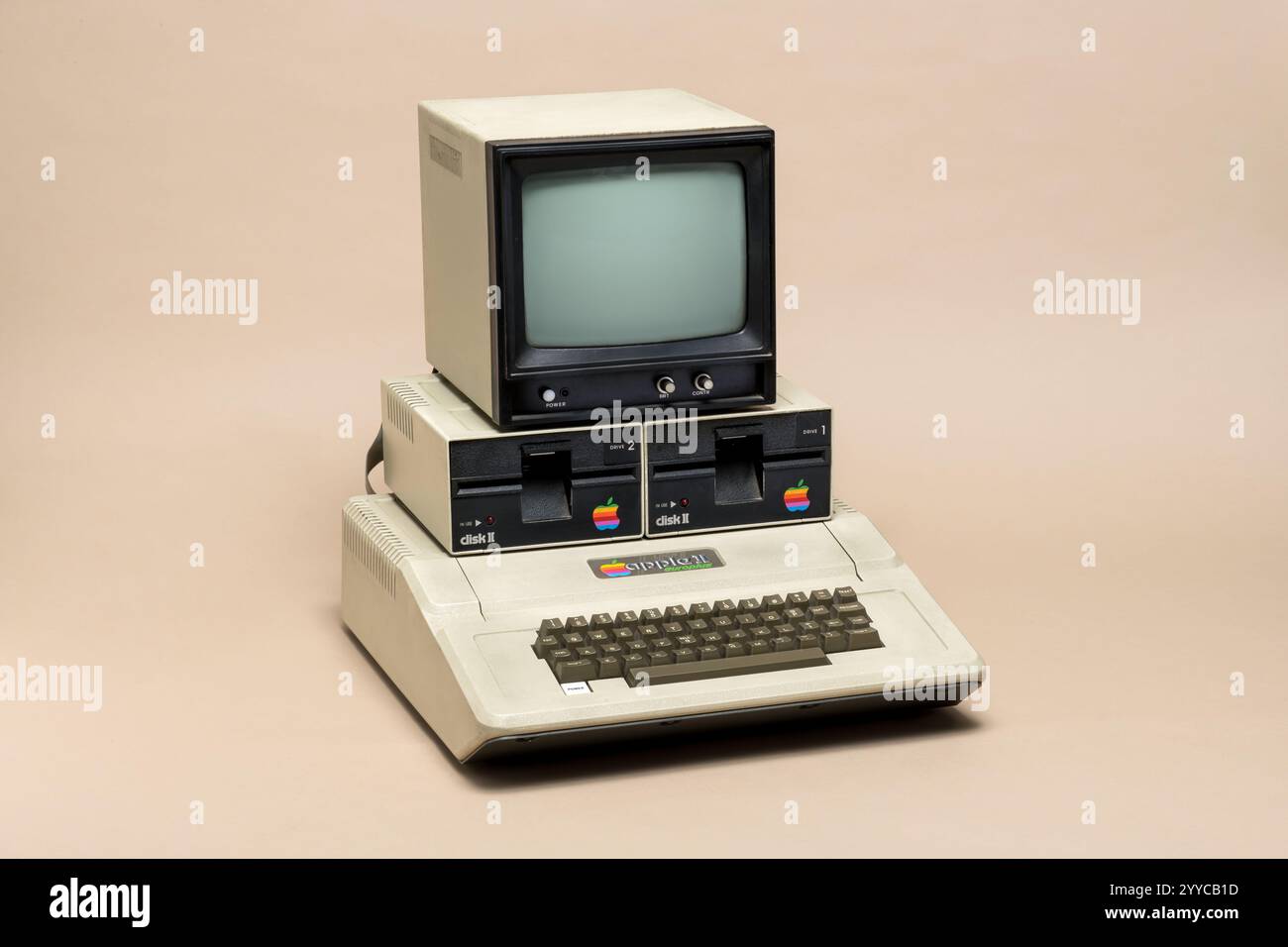 Pavia, Lombardia, Italia – 2 novembre 2024: Apple II Europlus dal 1978, primo home computer Apple venduto in Europa mostrato al Ctrl+Alt Museum. Prezzo in Foto Stock