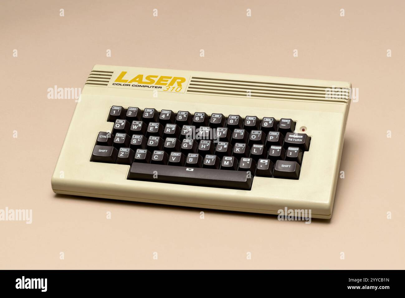 Pavia, Lombardia, Italia - 8 dicembre 2024: Laser Color computer 310 di Vtech del 1984 al Ctrl+Alt Museum, processore Z80, venduto principalmente in Italia, Francia Foto Stock