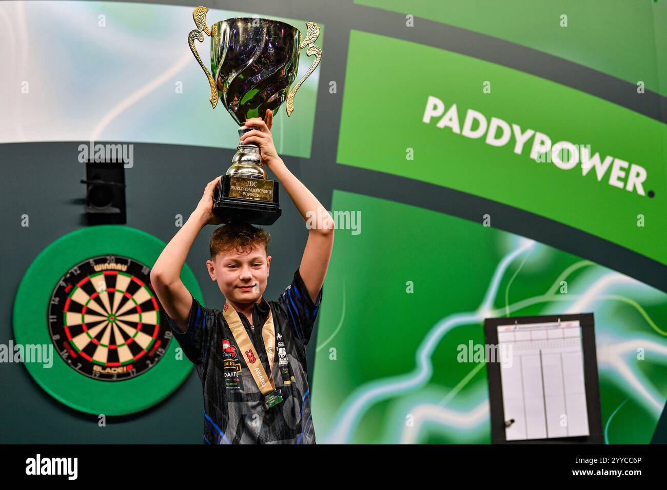 Alexandra Palace, Londra, Regno Unito. 21 dicembre 2024. 2024/25 PDC Paddy Power World Darts Championships Day 7; il 13enne belga Lex Paeshuyse detiene il trofeo dopo aver vinto il campionato del mondo juniores PDC Credit: Action Plus Sports/Alamy Live News Foto Stock