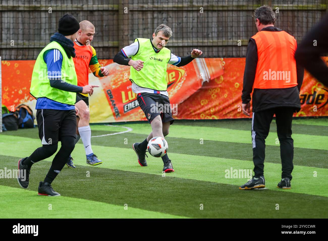 Una Power League locale in azione prima della partita del Campionato Sky Bet Queens Park Rangers vs Preston North End a Matrade Loftus Road, Londra, Regno Unito, 21 dicembre 2024 (foto di Izzy Poles/News Images) Foto Stock