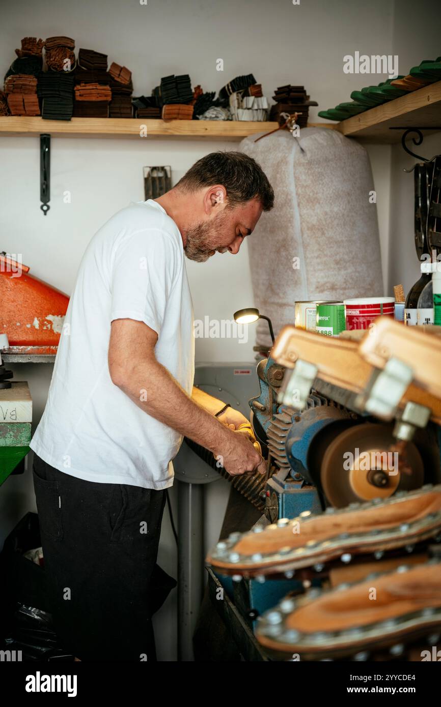 Ritratto di Cobbler, Atene, Attica, Grecia Foto Stock