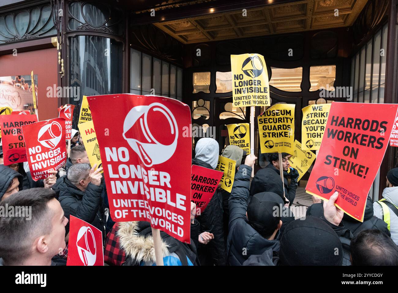 Londra, Regno Unito. 21 dicembre 2024. I lavoratori del grande magazzino Harrods di Knightsbridge, di proprietà dello stato del Golfo del Qatar, scioperano e organizzano un vivace picchetto all'esterno degli ingressi. Il personale sciopero, i membri del sindacato United Voices of the World (UVW), che rappresentano molti lavoratori migranti a bassa retribuzione, chiedono un miglioramento delle condizioni salariali e occupazionali. Crediti: Ron Fassbender/Alamy Live News Foto Stock