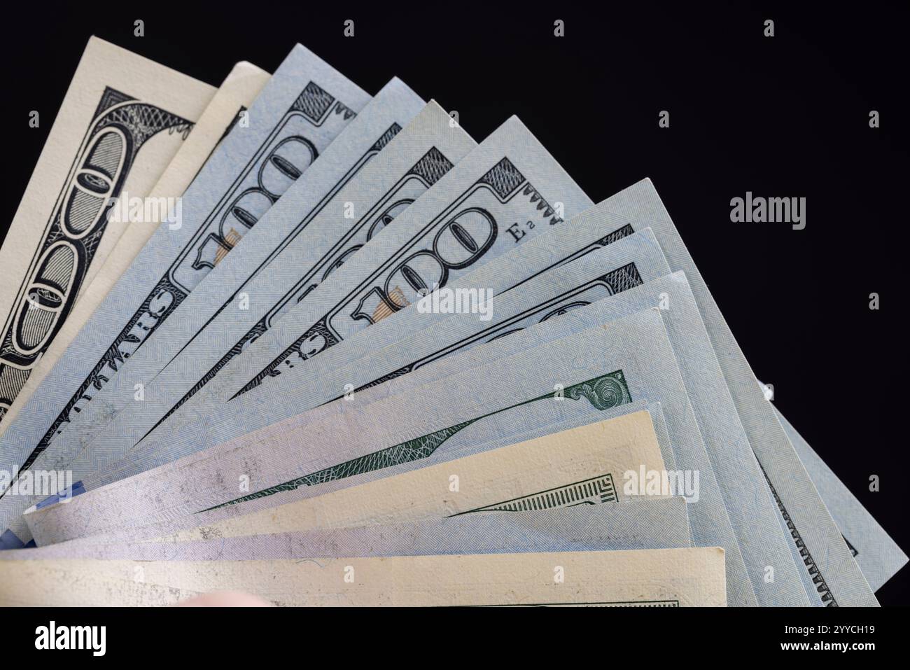 Banconote nuove e vecchie da 100 dollari impilate insieme, un gruppo di autentici contanti americani di cento dollari Foto Stock